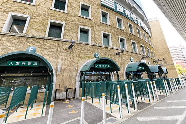阪神甲子園球場の外壁に並ぶ入場券売場の窓口を写した公式写真