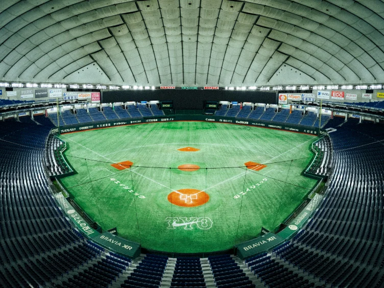 東京ドーム公式の施設紹介に掲載された野球場内の全景