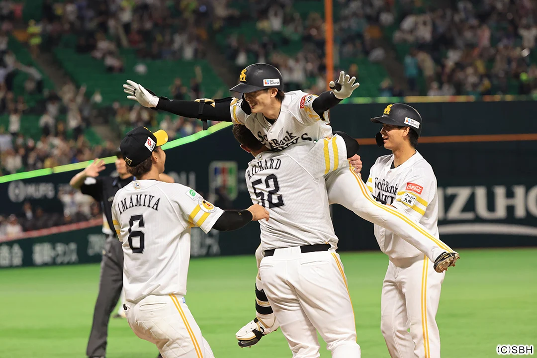ホークスの選手たちと喜ぶ周東佑京